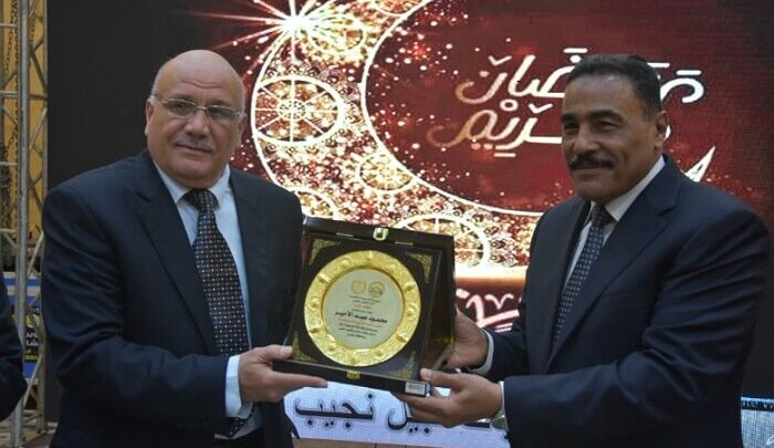 محافظ مطروح يكرم المهندس محمود الامير مدير مركز التنمية المستدامة لموارد مطروح